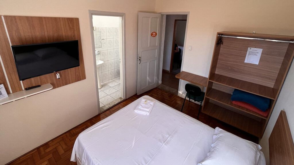 Apartamento Simples do Hotel Paulista em São José do Rio Pardo, com cama de casal, TV, banheiro privativo e mesa de trabalho