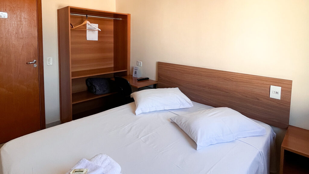 Apartamento Superior do Hotel Paulista em São José do Rio Pardo com cama box e TV